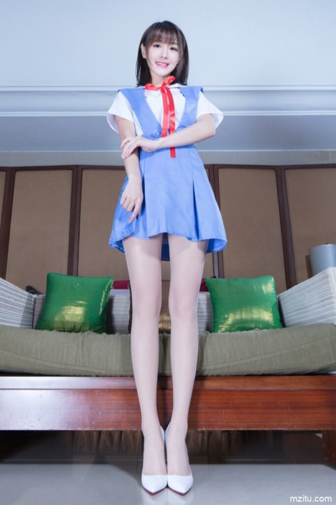 台湾妹子好甜美，一双大白腿让人移不开眼！-蜜桃兔兔