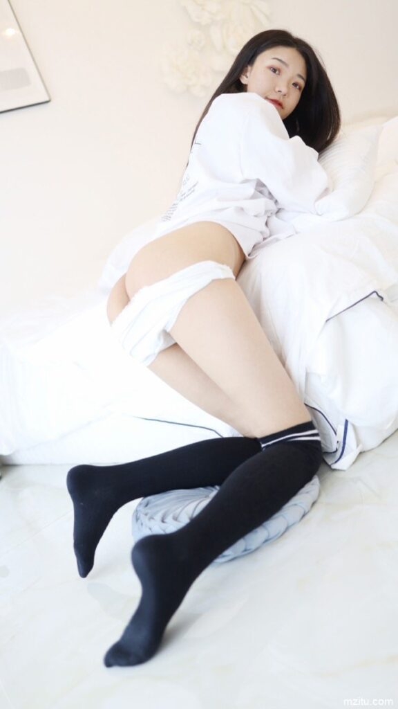 脱个精光躺倒床上，JK软妹张小妮皮肤白皙水嫩极致-蜜桃兔兔