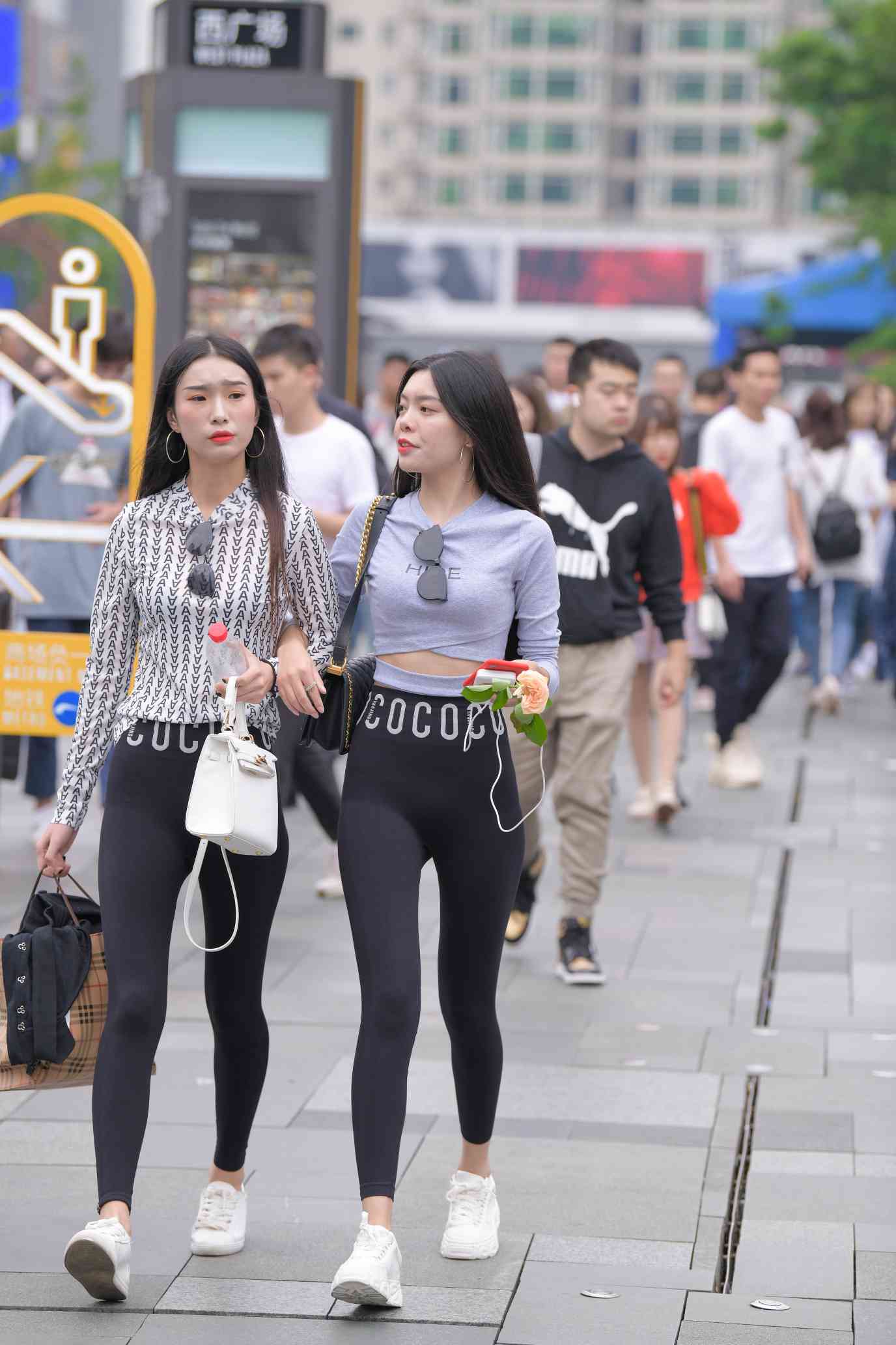 图片[2]-【免费】逛街的两个瑜伽裤姑娘【40P】04030-蜜桃兔兔