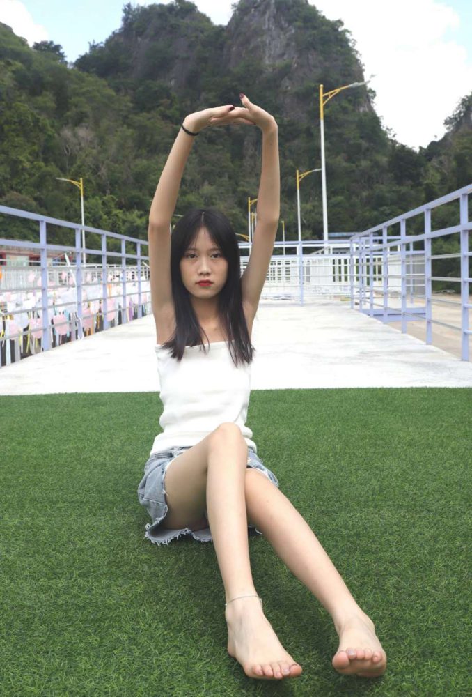 坐在草地上的长发女孩【172P】20012-蜜桃兔兔