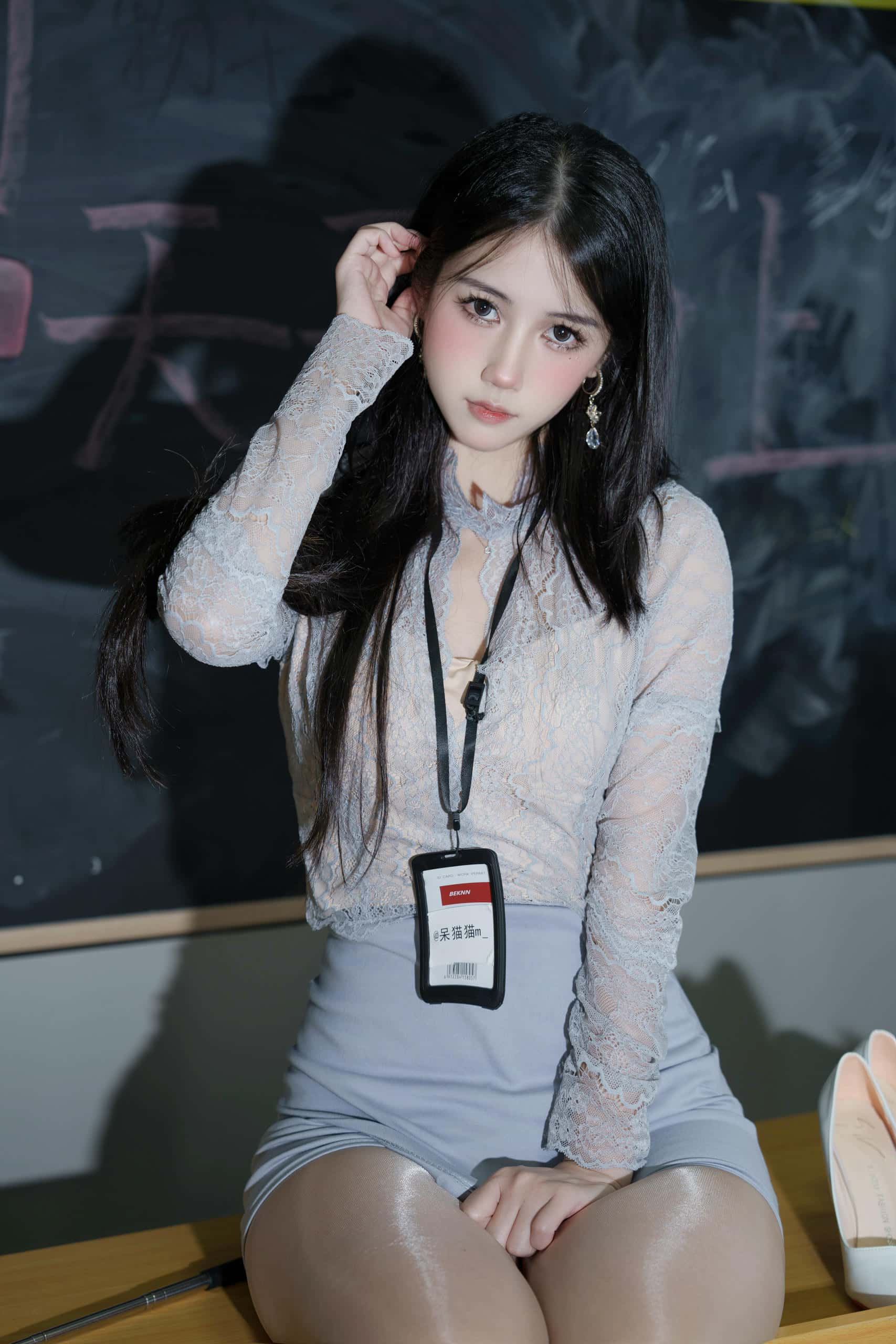 图片[2]-穿亮色丝袜高跟鞋的美女老师【49P】P50212-蜜桃兔兔
