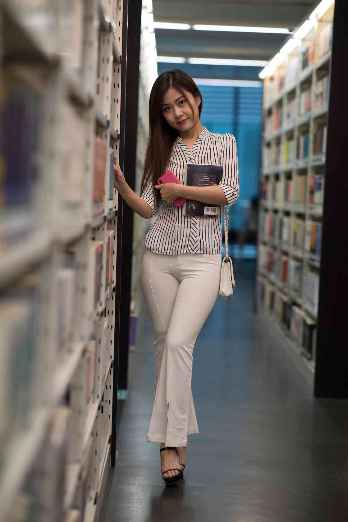 图片[5]-逛书店的白色紧身裤女孩【450P】04040-蜜桃兔兔
