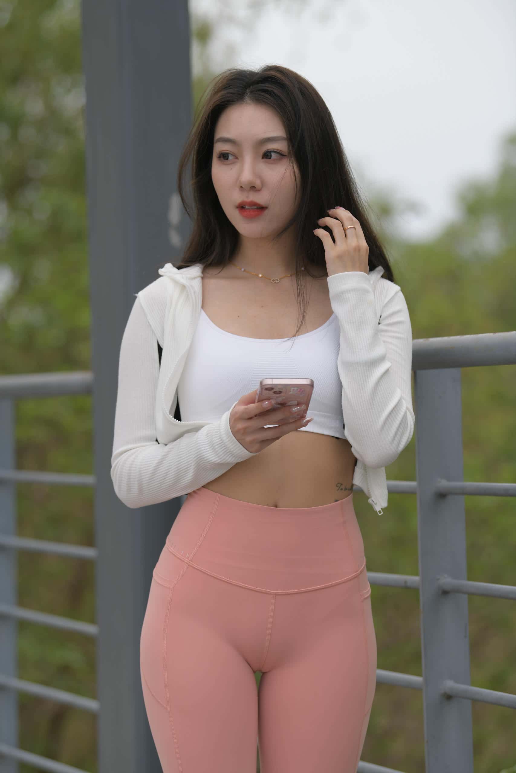 图片[3]-粉色瑜伽裤长发女孩【673P】J3373-蜜桃兔兔