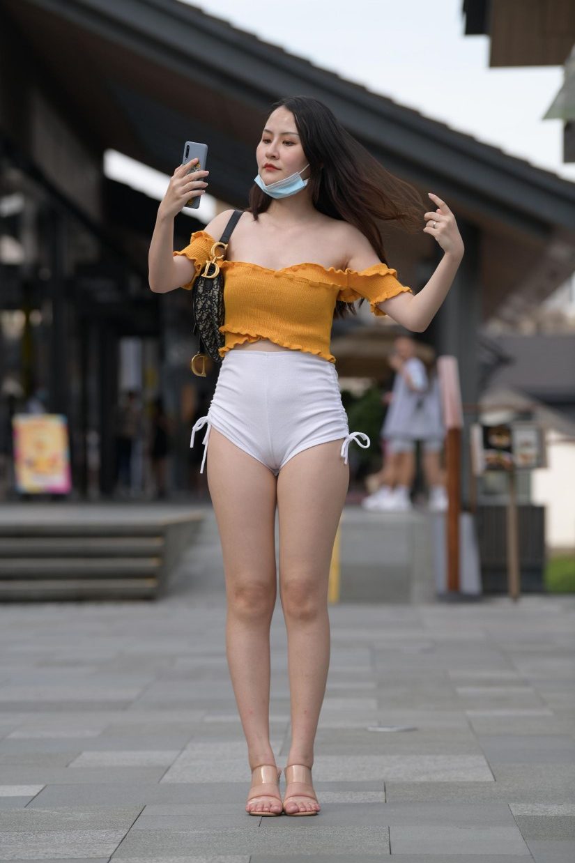 图片[1]-高腰白色短裤的漂亮女孩【767P】00065-蜜桃兔兔