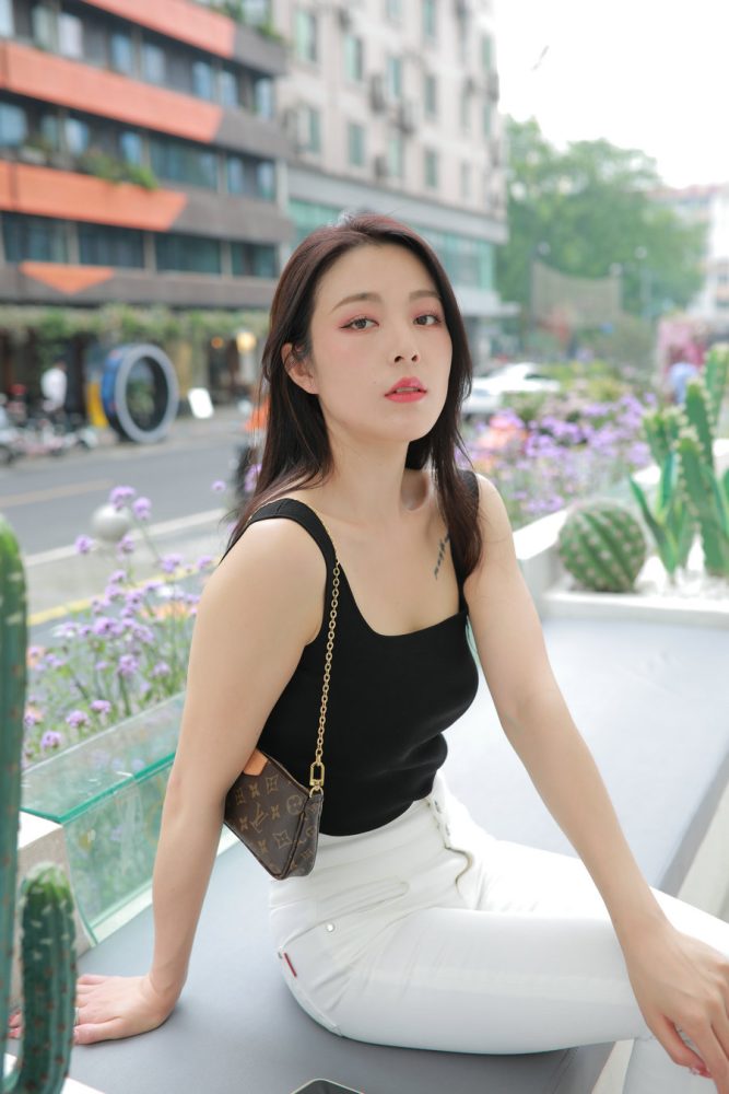 图片[1]-非常漂亮的白色紧身裤女孩J2055 895P2V-24.5GB-蜜桃兔兔