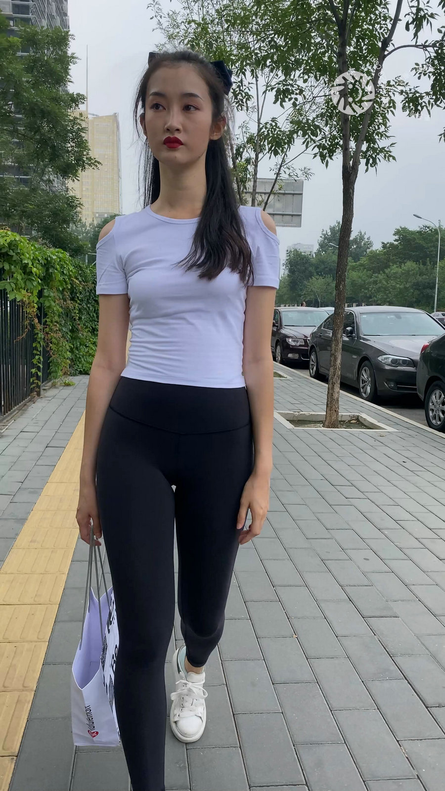 图片[1]-黑色瑜伽裤逛街的女孩J4000 MP4-7.76GB-蜜桃兔兔