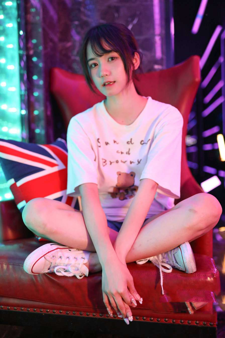 图片[2]-KTV里唱歌的长腿帆布鞋女孩【102P】20015-蜜桃兔兔