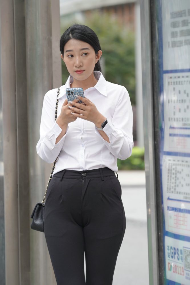 图片[3]-等公交的制服女人J2130 976P2V-29.5GB-蜜桃兔兔