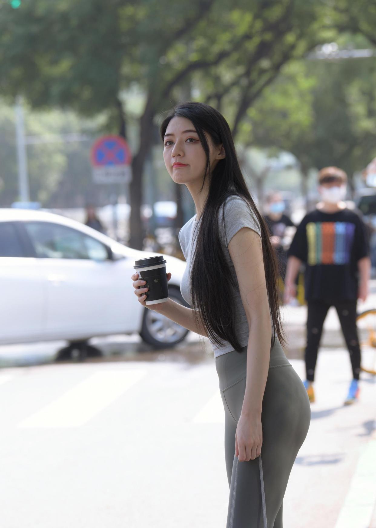 图片[3]-在外面逛街的瑜伽裤女孩J2240 449P1V-16.7GB-蜜桃兔兔
