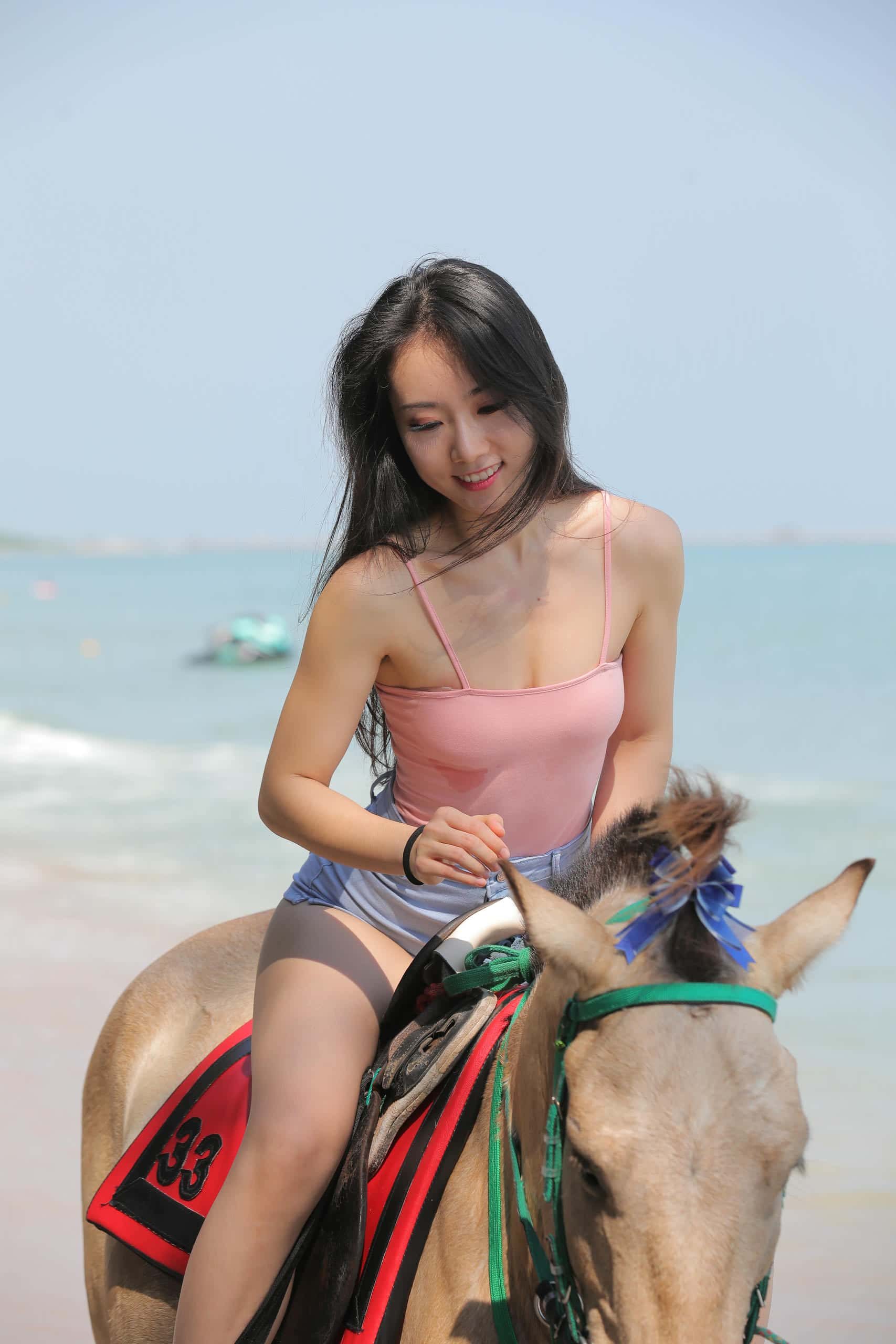图片[2]-海边练习骑马的热裤女孩【348P】J4187-蜜桃兔兔