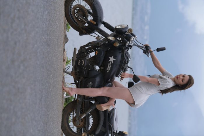 阴雨天在海边骑车的长发女人【156P】00044-蜜桃兔兔