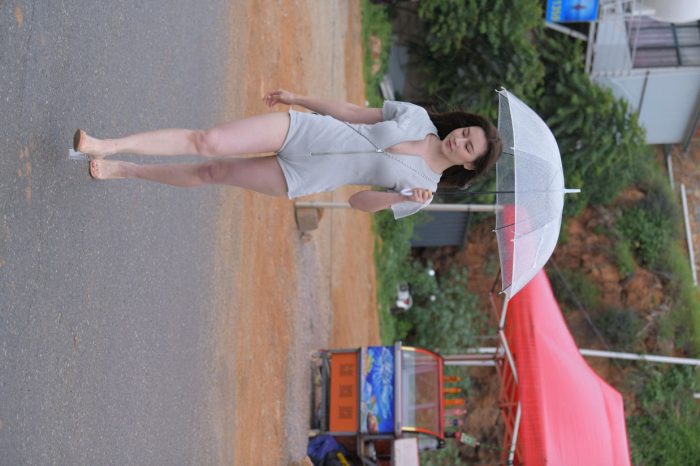 阴雨天在海边骑车的长发女人【156P】00044-蜜桃兔兔