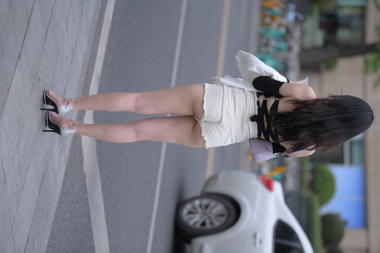 图片[2]-长发飘飘的白色热裤美丽女孩【49P】00029-蜜桃兔兔