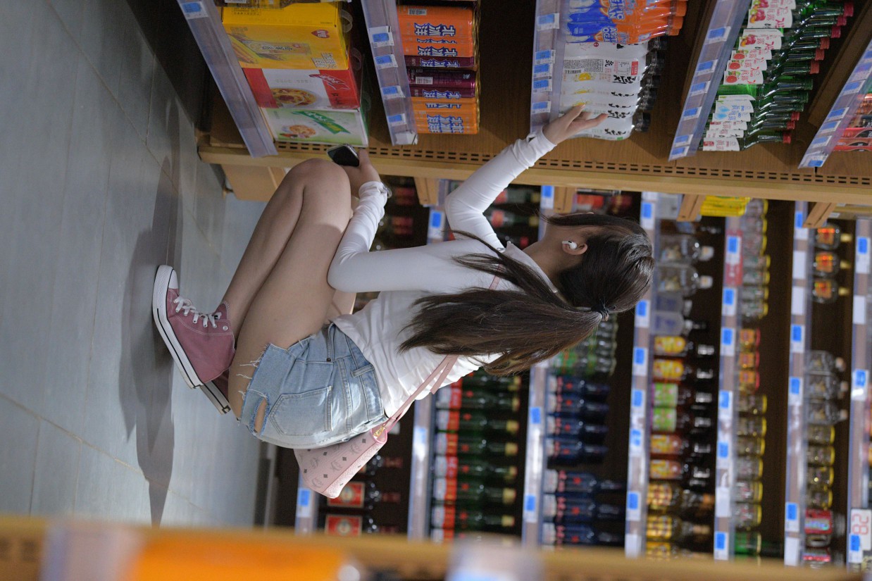 图片[5]-紧身牛仔短裤骑自行车的漂亮女孩【588P】00053-蜜桃兔兔