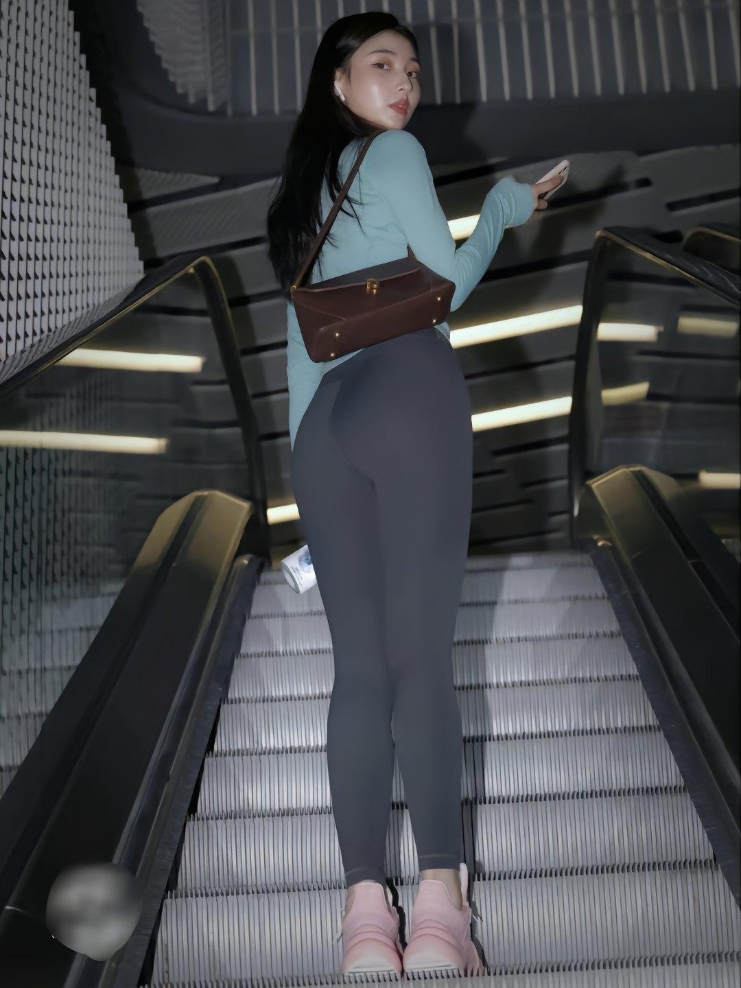 图片[1]-晚上逛商场的瑜伽裤漂亮女孩J2244 225P2V-15.1GB-蜜桃兔兔