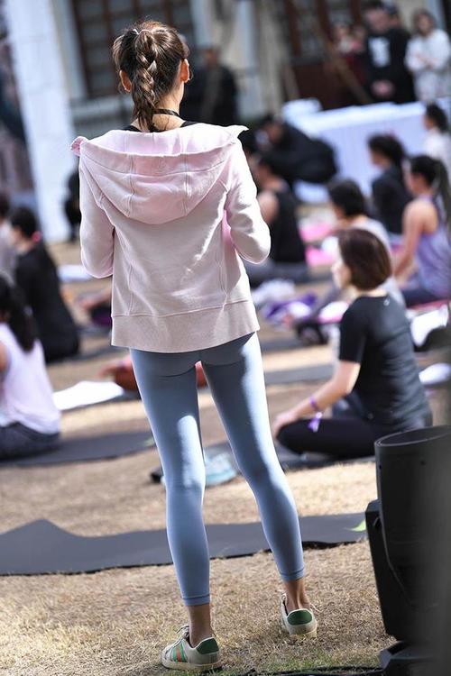 图片[2]-在广场看热闹的瑜伽裤女人-蜜桃兔兔