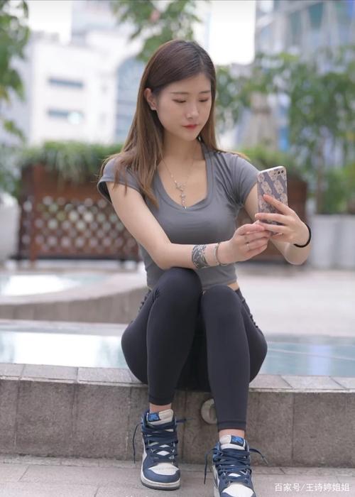 图片[1]-有小虎牙非常甜美的瑜伽裤女孩-蜜桃兔兔