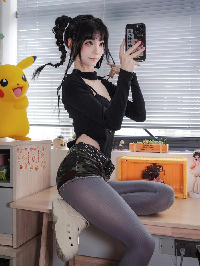 牛仔热裤+灰丝姑娘玩自拍-蜜桃兔兔