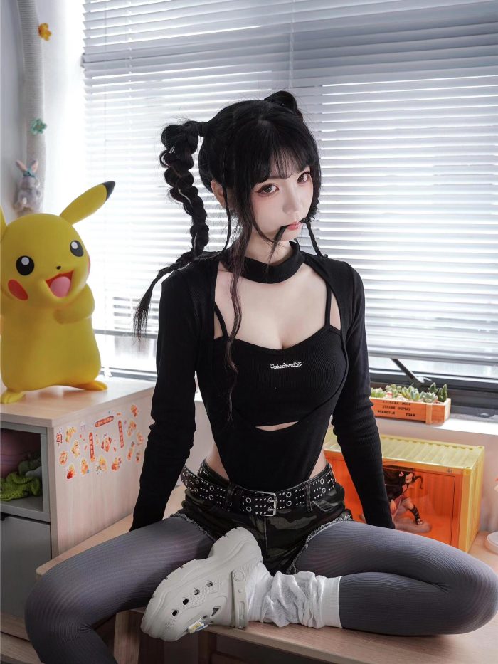 牛仔热裤+灰丝姑娘玩自拍-蜜桃兔兔