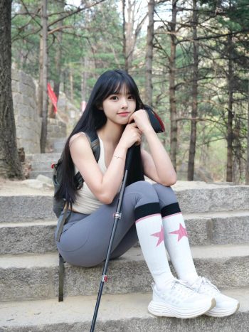 图片[1]-爱爬山的瑜伽裤MM，太甜美了！~-蜜桃兔兔