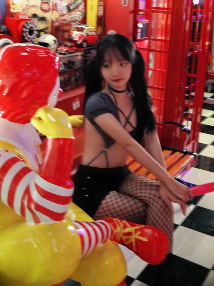 网格丝袜的清纯双马尾小姑娘-蜜桃兔兔