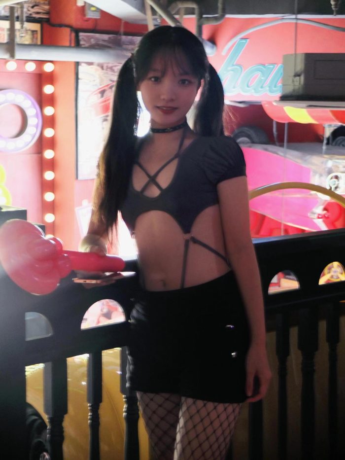 网格丝袜的清纯双马尾小姑娘-蜜桃兔兔