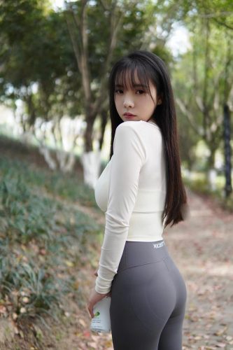 图片[9]-穿瑜伽裤爬山的长发少女-蜜桃兔兔