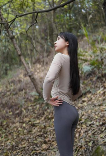 图片[5]-穿瑜伽裤爬山的长发少女-蜜桃兔兔