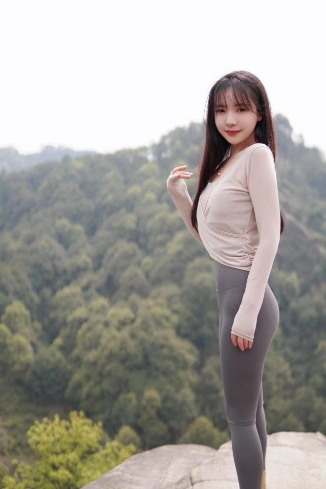 穿瑜伽裤爬山的长发少女-蜜桃兔兔