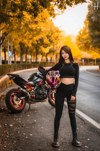 图片[1]-骑摩托车的瑜伽裤美女身材太好了！-蜜桃兔兔