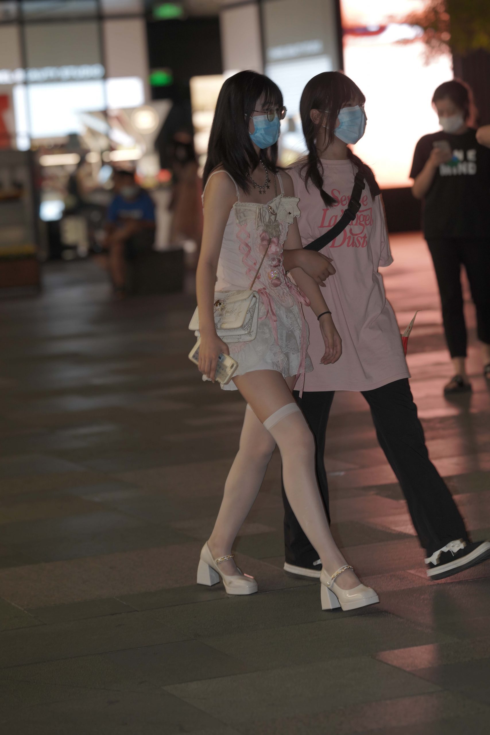 图片[2]-正在逛街的粉色连衣裙妹子【76P】YA6443-蜜桃兔兔