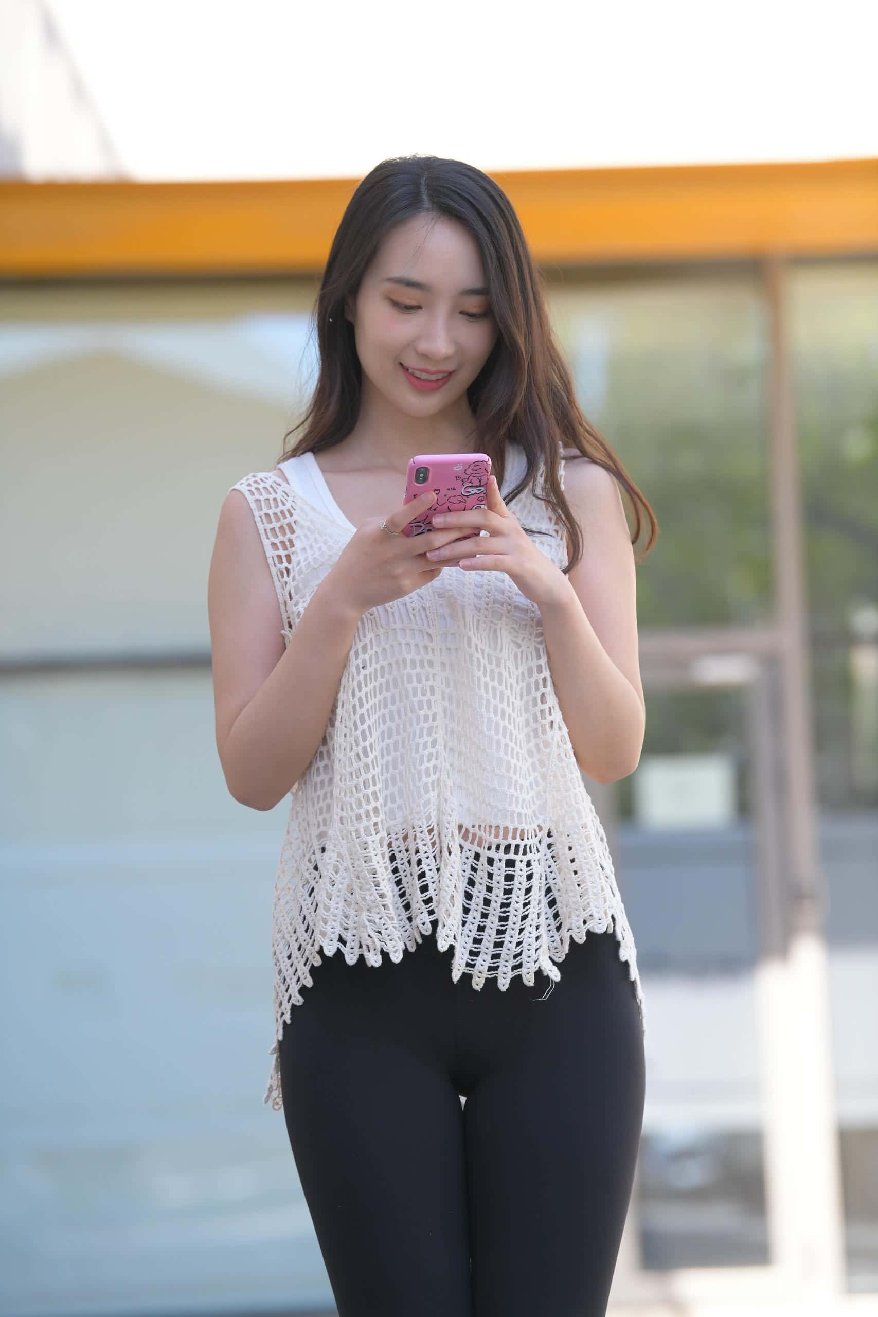 图片[2]-阳光下玩自拍的瑜伽裤姑娘【656P】J3341-蜜桃兔兔