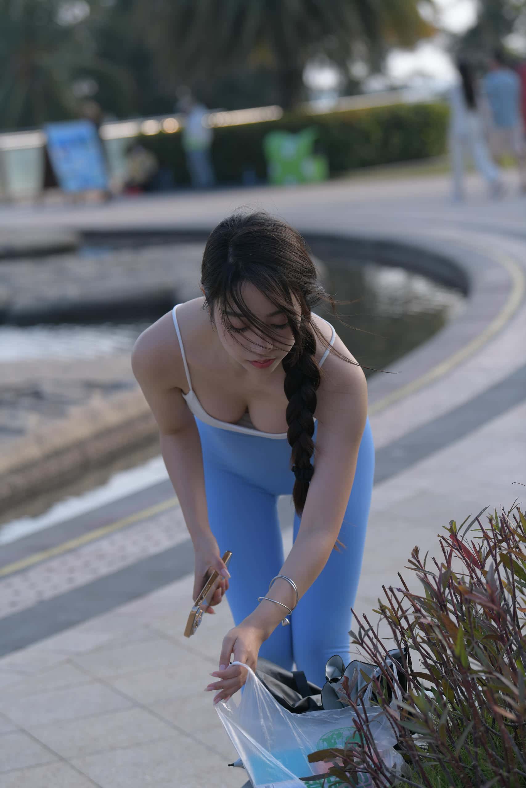 图片[1]-出门游玩的蓝色瑜伽裤妹子【591P】J6087-蜜桃兔兔