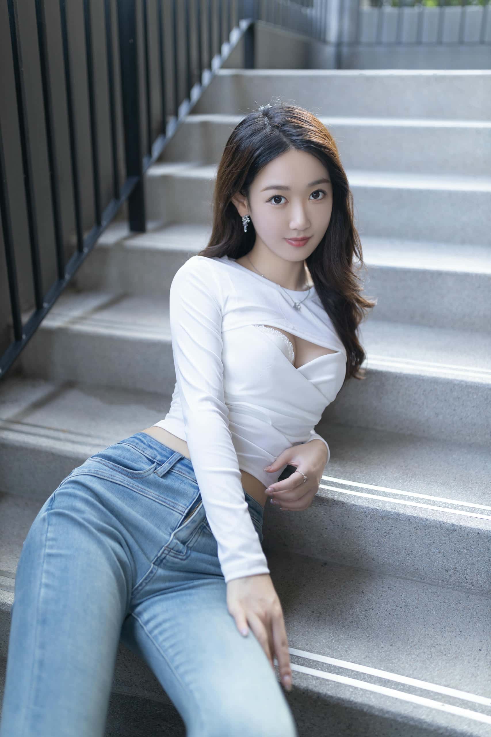 图片[1]-唐安琪 – 户外牛仔裤写真 【40P】P25226-蜜桃兔兔