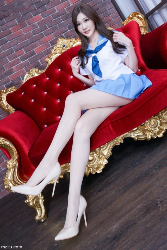 成熟迷人的美少妇，美腿纤细白皙真性感-蜜桃兔兔