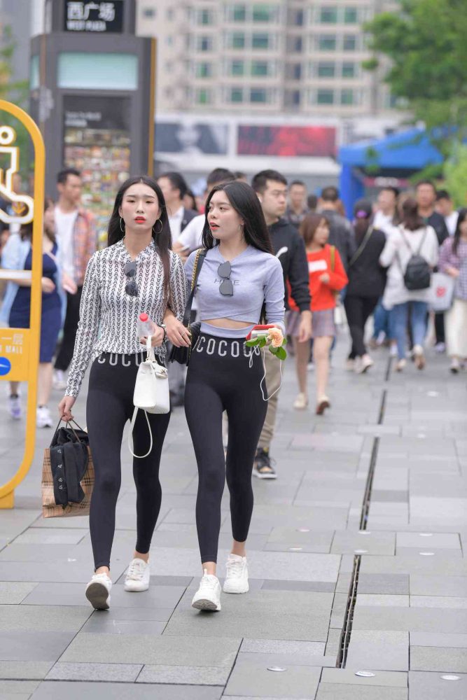 【免费】逛街的两个瑜伽裤姑娘【40P】04030-蜜桃兔兔