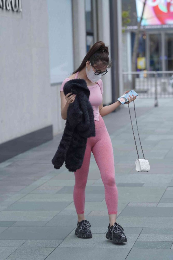 粉红色瑜伽裤的眼镜妹妹【93P】04019-蜜桃兔兔