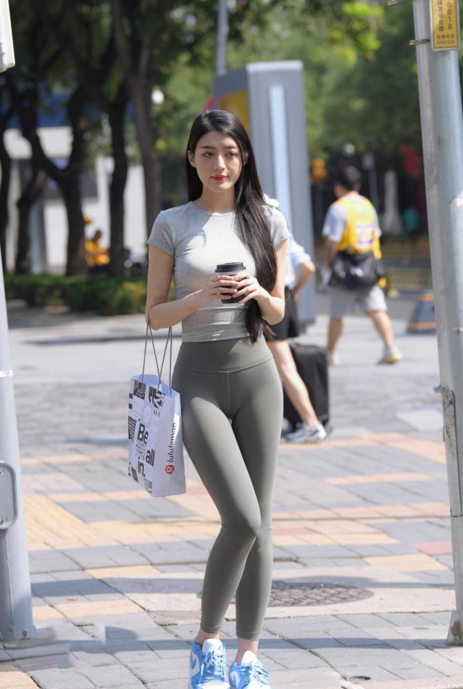 在外面逛街的瑜伽裤女孩J2240 449P1V-16.7GB-蜜桃兔兔