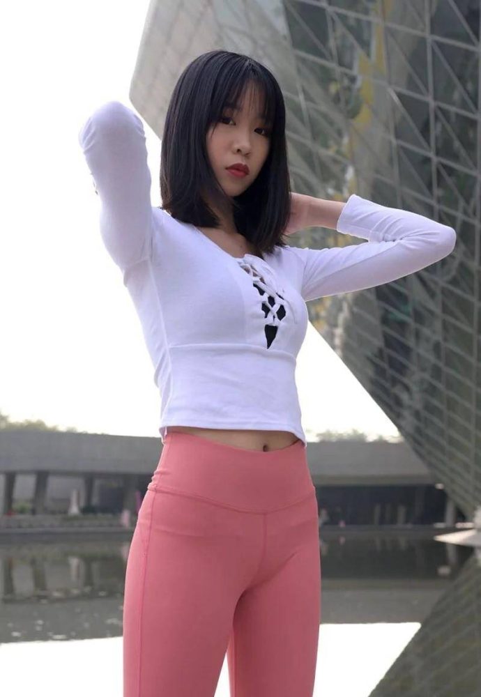 粉色瑜伽裤年轻女孩 J1311 417P17V-14.9GB-蜜桃兔兔